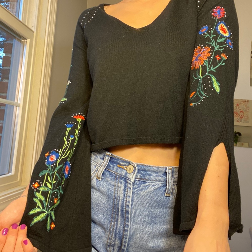 Cropped V-Neck Knit sweater with floral embroidery